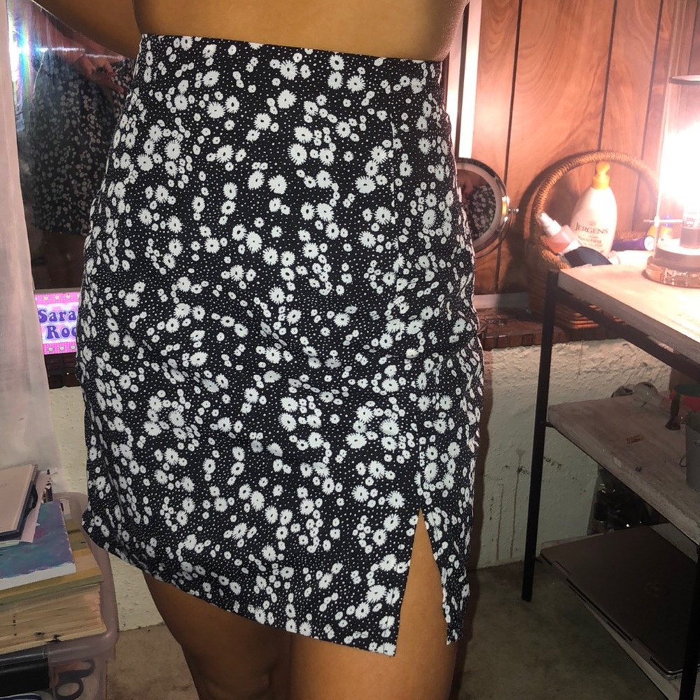 Flowery silky mini skirt